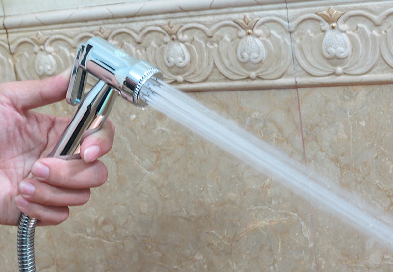 Vòi xịt vệ sinh có chức năng xịt rửa sau khi sử dụng bàn cầu